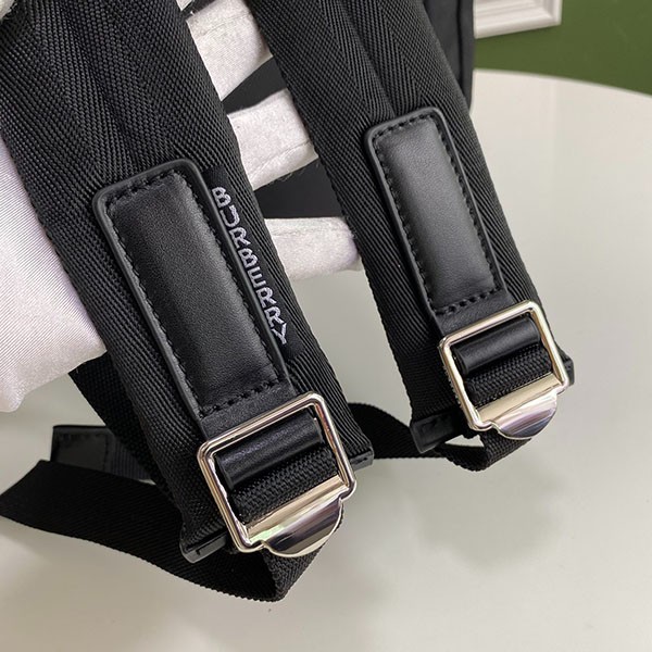 大人気!オシャレ万能☆バーバリー☆ラージネヴィス バックパックコピー 80235691