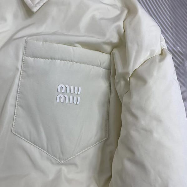 ★日本!!人気!ミュウミュウ スーパーコピー ロゴ クロップド ダウンジャケット myy68171