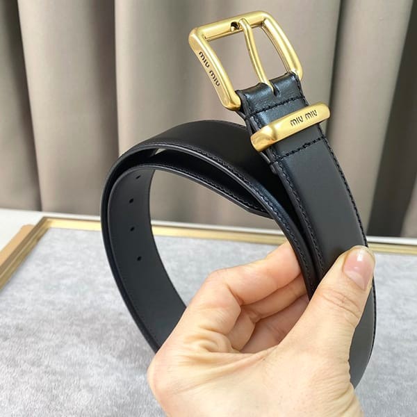 送料込ミュミュウミュウ スーパーコピー ロゴ レザー ベルト myw35562