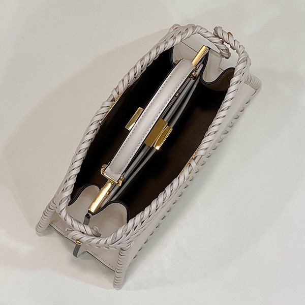 フェンディ ピーカブー イゼー 偽物ショルダーバッグ feo26203