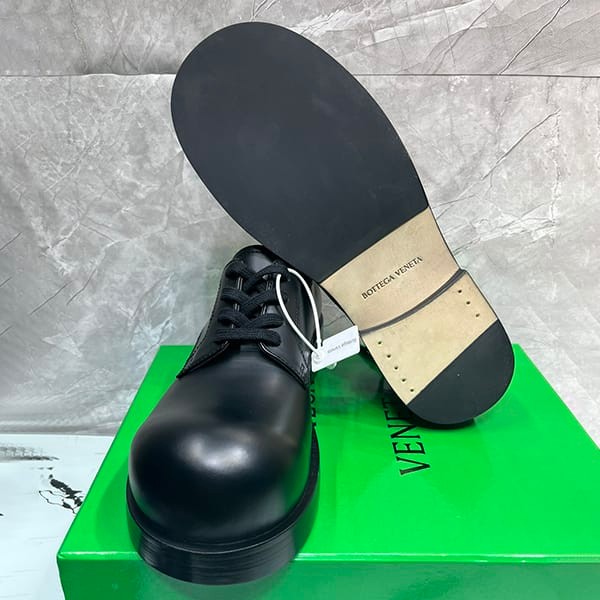 大人気!ボッテガヴェネタ ブラッシュドレザー レースアップシューズ 偽物 741324V00H01000
