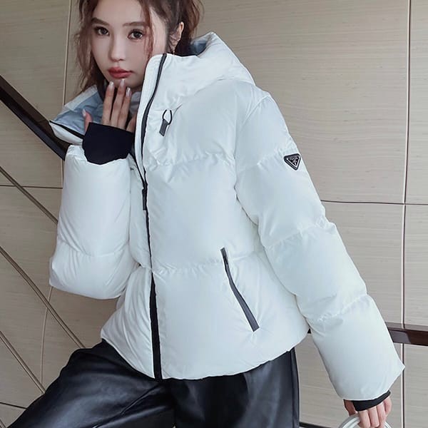 プラダ 偽物 Re-Nylon ロゴ ショートダウンジャケット pud36531