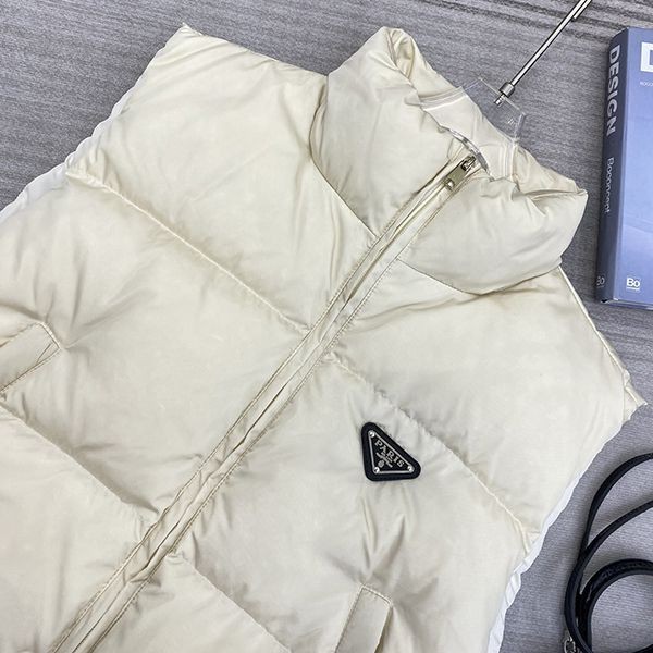 プラダ スタンドカラー ダウンベスト 偽物 puk82309