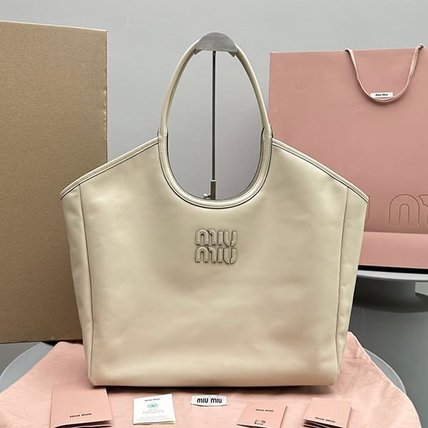 ミュウミュウ 偽物 レタリングロゴ レザー ショッピングバッグ 2サイズ myy68712