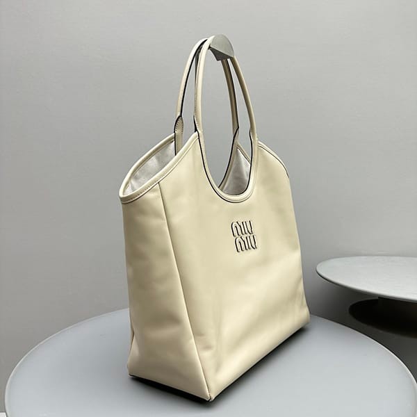ミュウミュウ 偽物 レタリングロゴ レザー ショッピングバッグ 2サイズ myy68712