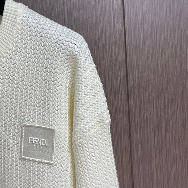 最新でオシャレフェンディ コピー FF クルーネック カシミア セーター fez39680