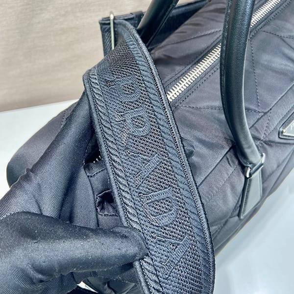 プラダ◆Re-Nylon トップステッチ 偽物 トラベルバッグ puq62921