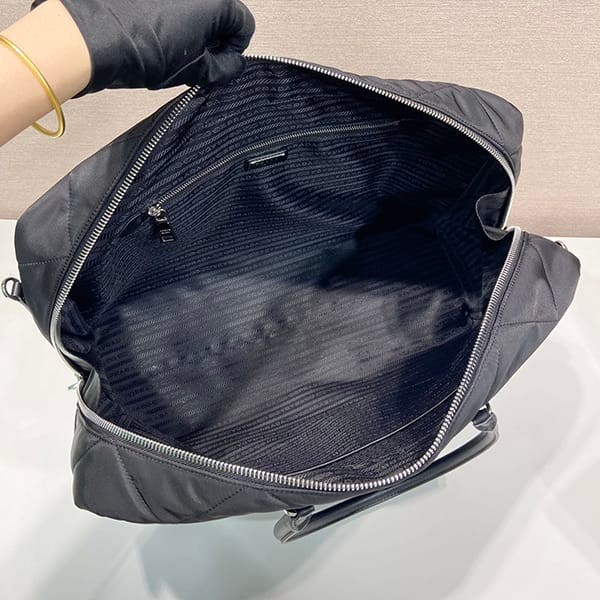 プラダ◆Re-Nylon トップステッチ 偽物 トラベルバッグ puq62921