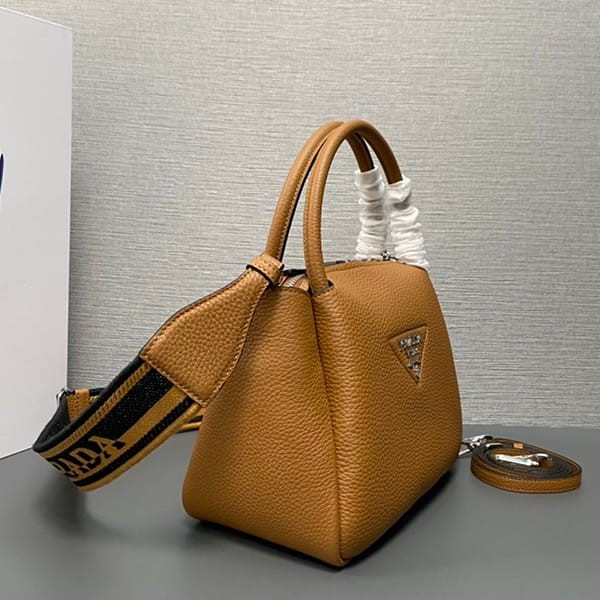 激安価格!プラダ スーパーコピー ラージ レザー ハンドバッグ put52364