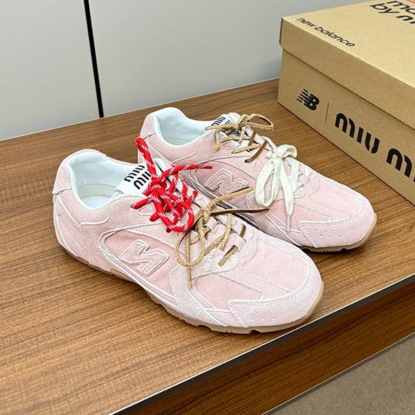 絶対欲しい!ミュウミュウ 偽物とNew Balanceのコラボ★デニム スニーカー myu67015