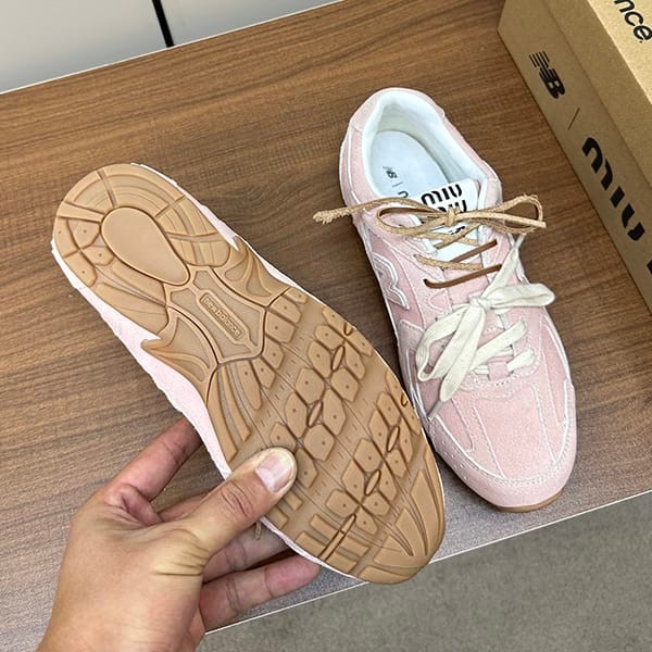 絶対欲しい!ミュウミュウ 偽物とNew Balanceのコラボ★デニム スニーカー myu67015