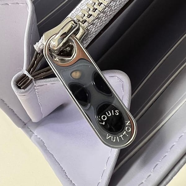 ルイヴィトン 偽物 ポルトフォイユ イリス 折りたたみ長財布 M82456