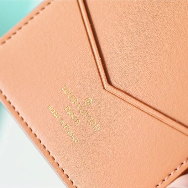 ルイヴィトン 偽物 マヒナカーフスキン パスポートカバー 財布 M82721