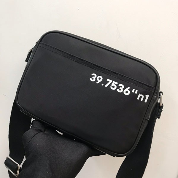 大人気!バーバリー 偽物 コーディネートプリント ナイロン パディバッグ 80648651