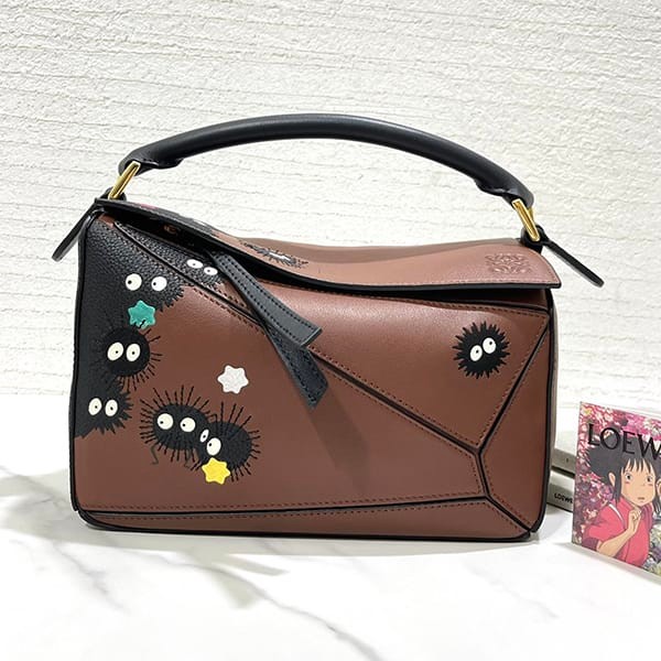 絶対欲しい!ロエべ サテンカーフ コピー パズルエッジ ショルダーバッグ スモール loz01779