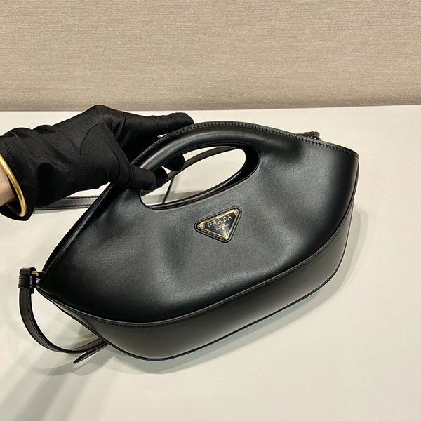 プラダ アーケ レザー ショルダーバッグ コピー puf41877