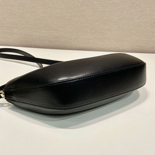 プラダ アーケ レザー ショルダーバッグ コピー puf41877