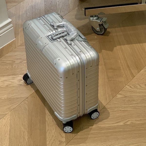 リモワ ステルス ビジネスト スーツケース 偽物 rim17146