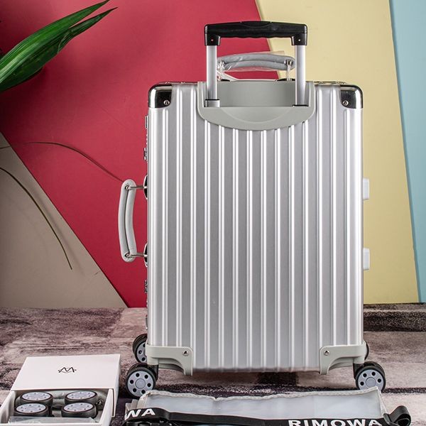 注目度抜群!【リモワ】クラシック "Cabin"スーツケース 偽物 riu53694