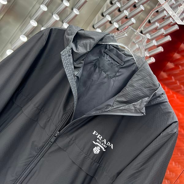 プラダ n級品 Re-Nylon ウィンドブレーカー ジャケット puy15322
