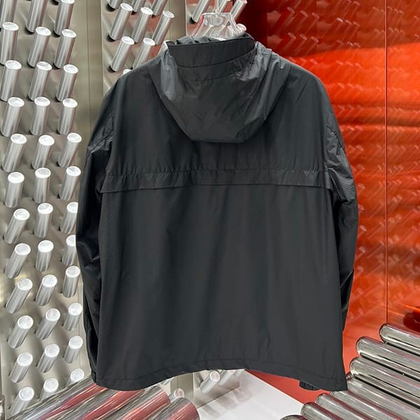 プラダ n級品 Re-Nylon ウィンドブレーカー ジャケット puy15322