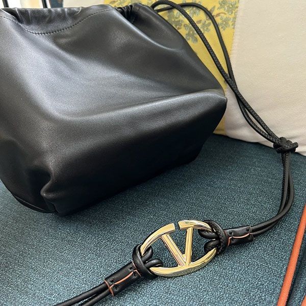 ヴァレンティノ Vロゴ プーフ バケットバッグ Vuh86112