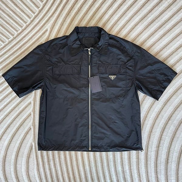 希少プラダ Re-Nylon 半袖 ジップスルーシャツ ロゴ付 パチモン puz35166