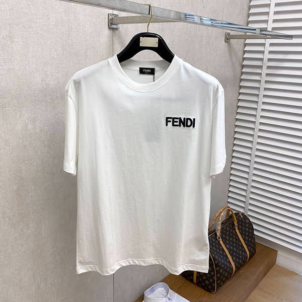 超希少!フェンディ 半袖Tシャツ 偽物 ロゴ刺繍 fez95120