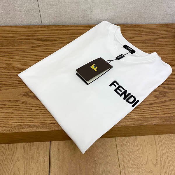 超希少!フェンディ 半袖Tシャツ 偽物 ロゴ刺繍 fez95120