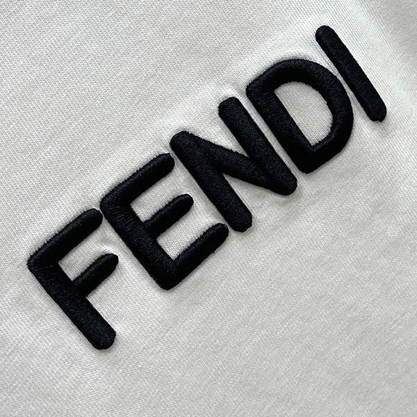 超希少!フェンディ 半袖Tシャツ 偽物 ロゴ刺繍 fez95120