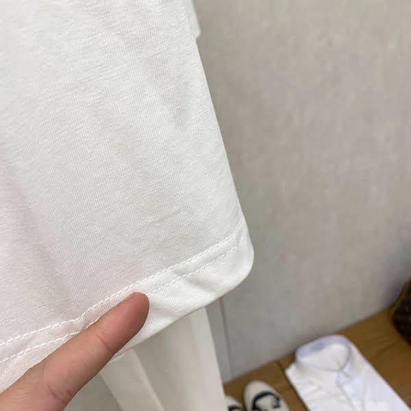 超希少!フェンディ 半袖Tシャツ 偽物 ロゴ刺繍 fez95120