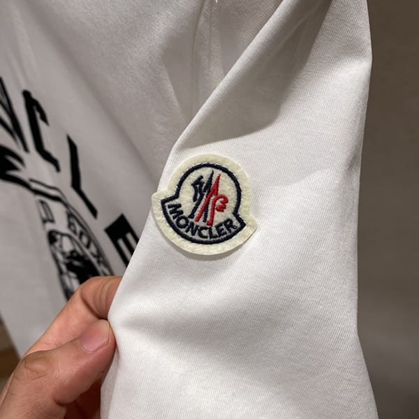 目を惹くカラーモンクレール フロッキープリント ロゴ Tシャツ パチモン2色 moa19539