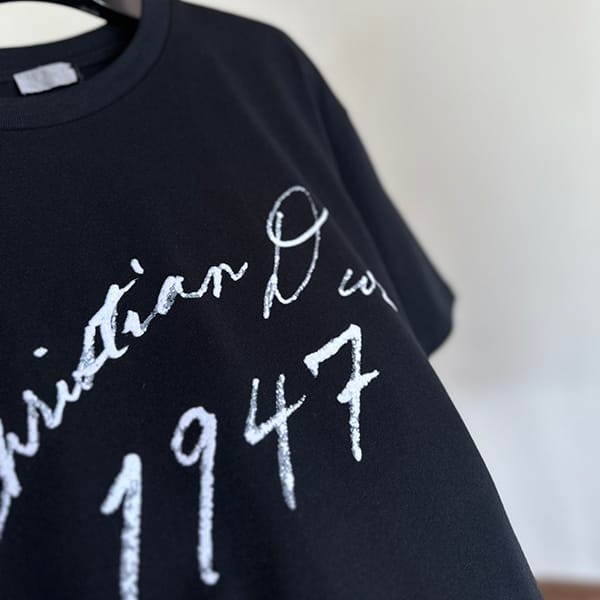 ディオール コピー 手書き風 1947 ロゴtシャツ dee55897