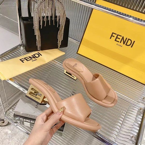 超希少!フェンディ バゲット ナッパレザー スライド サンダル FFモチーフ fel12850