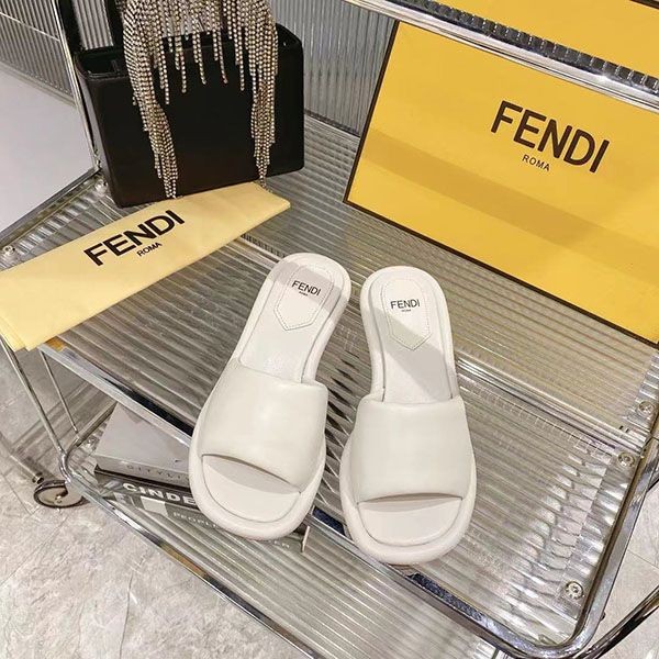 超希少!フェンディ バゲット ナッパレザー スライド サンダル FFモチーフ fel12850