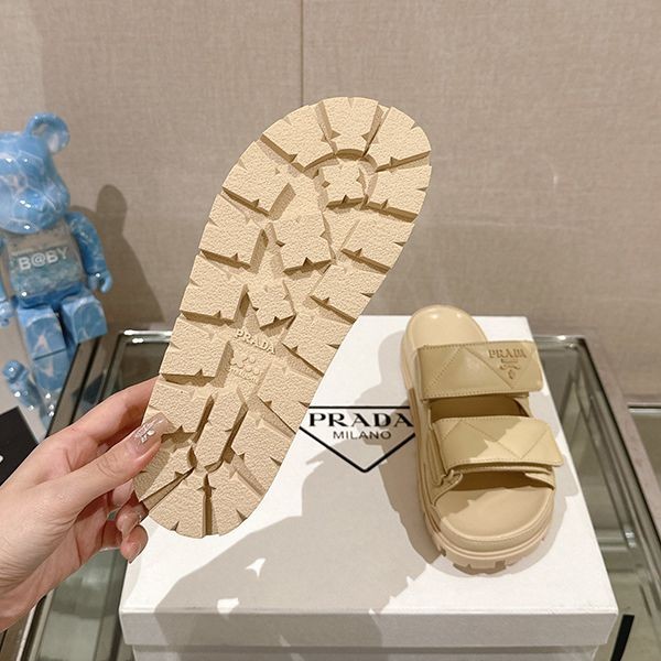 可愛い プラダ キルティングレザースライド ロゴ パンツ 偽物スカートに合う pub24535