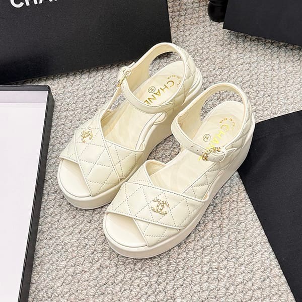絶対欲しい!シャネル サンダル CCマーク 厚底 スーパーコピー she35104