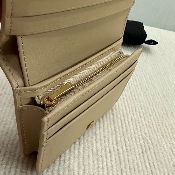 超希少!セリーヌ トリオンフ コンパクトウォレット ヌード 財布 偽物 10K623DPV03ND