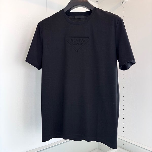 プラダ 胸元立体エンボスエンボスロゴ Tシャツ コピー pup34546