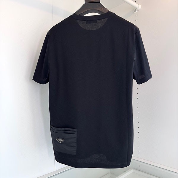 プラダ 胸元立体エンボスエンボスロゴ Tシャツ コピー pup34546