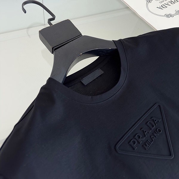 プラダ 胸元立体エンボスエンボスロゴ Tシャツ コピー pup34546