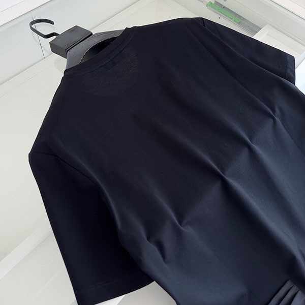 プラダ 胸元立体エンボスエンボスロゴ Tシャツ コピー pup34546