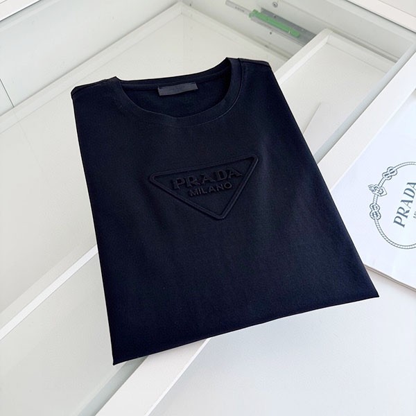 プラダ 胸元立体エンボスエンボスロゴ Tシャツ コピー pup34546