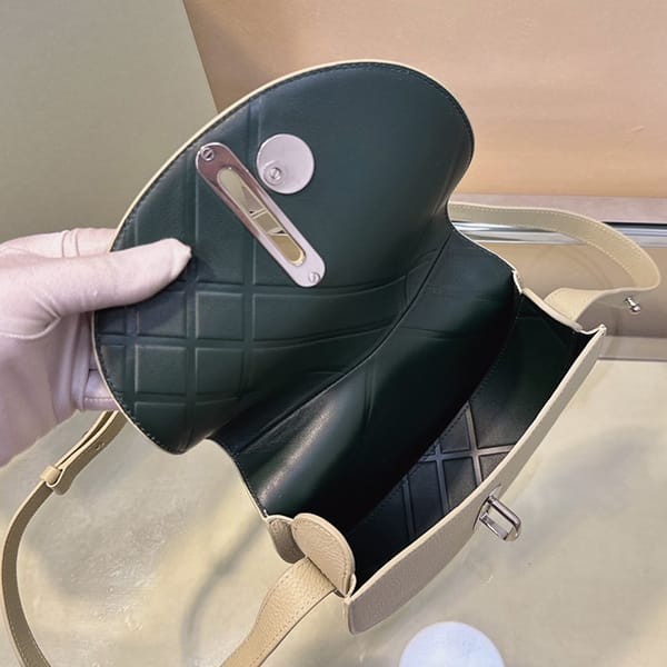 バーバリー n級品 ロッキングホースミニバッグ Baz26631