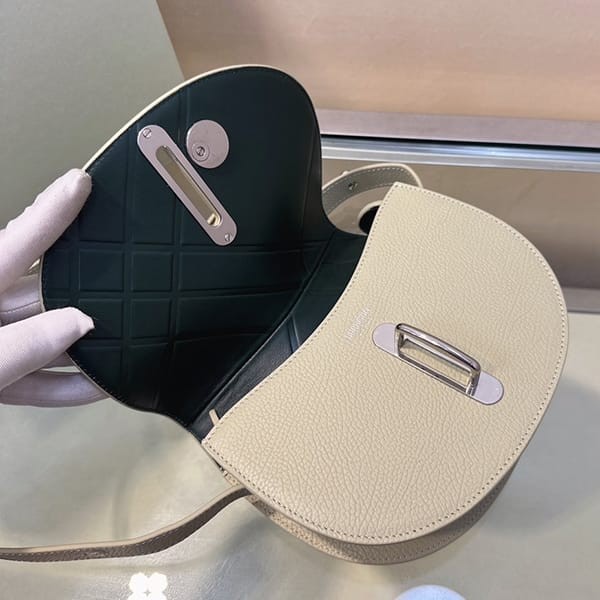 バーバリー n級品 ロッキングホースミニバッグ Baz26631