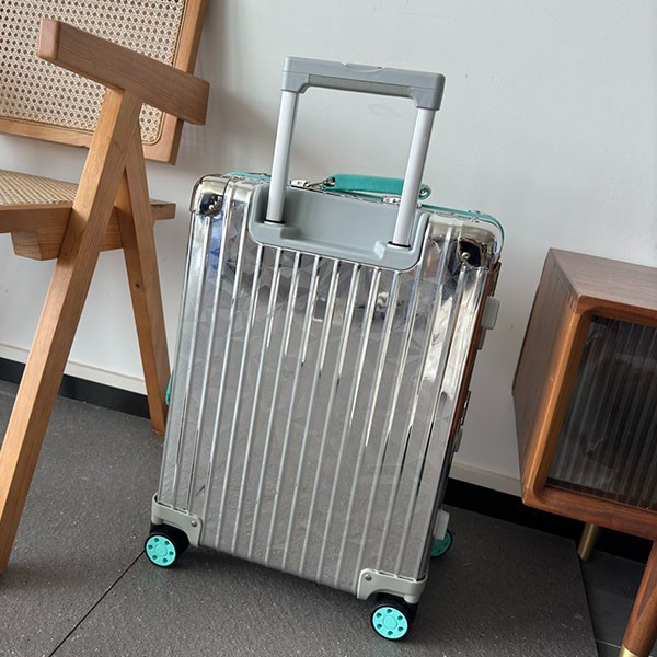 リモワ ティファニー コラボ 偽物アンド コーロック カット キャビンスーツケース シルバー riq27386
