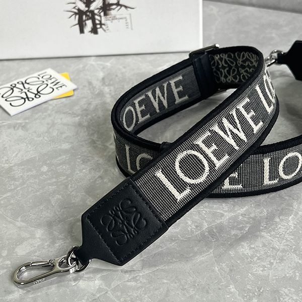 定番人気 ロエベ アナグラム N級品ショルダーストラップ loa37672