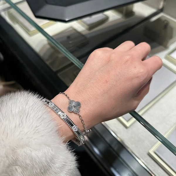 ヴァンクリーフ ヴィンテージ アルハンブラ ブレスレット 偽物 5モチーフ