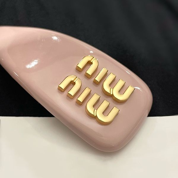 セレブ多数愛用 ミュウミュウ パテントレザー ヘアクリップ 偽物 myb21195