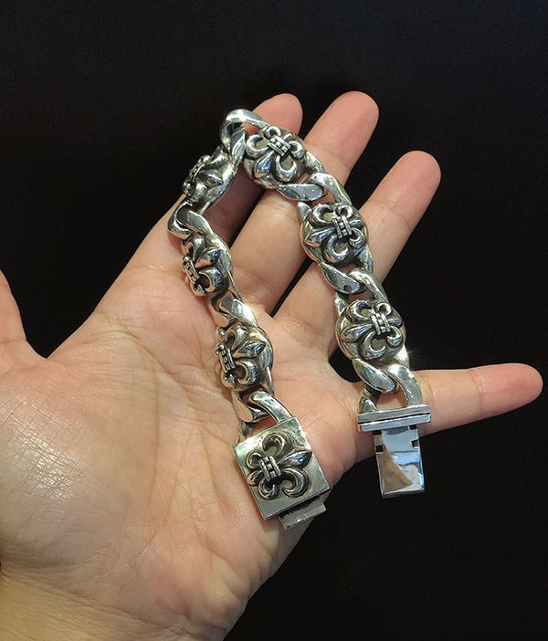 絶対欲しい!クロムハーツ マルチ n級品 ロゴ ブレスレット シルバー Kum04582